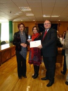 Fátima Garnica, presidenta de la Asociación Mírame  recogiendo el premio en la Categoría de Asociaciones: en reconocimiento por su esfuerzo y dedicación a las personas con trastorno autista y por la labor de concienciación social que ejercen en Armilla.