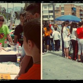 Una de nuestras trabajadoras Carmen explicando a un grupo de escolares que es el autismo y como perciben y entienden las personas con TEA